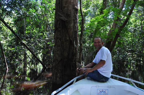O Vermelho, nosso guia e piloto em Anavilhanas, região de Novo Airão - AM